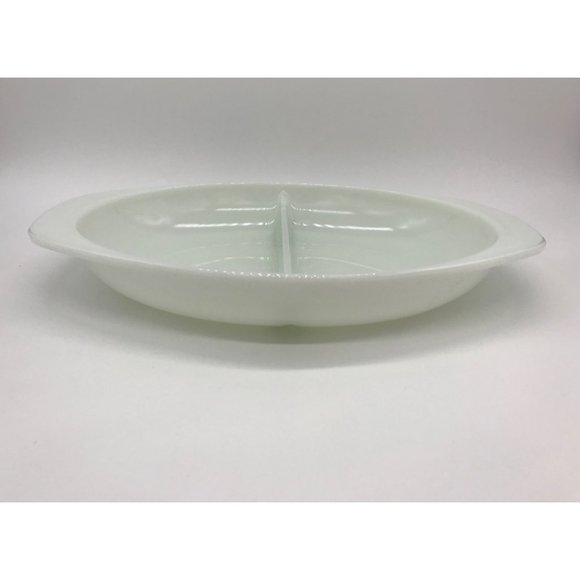 Vintage Milk Glass Pyrex Divided Casserole 1.5 Qt. #1063 - Picture 4 of 5